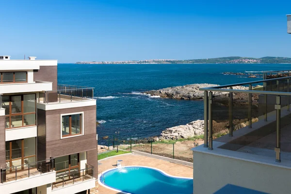 New apartment building and pool — Stock Photo, Image