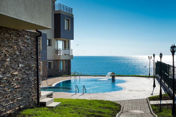 Yeni apartman ve Havuzu