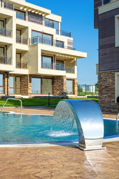 New apartment building and pool — Stock Photo, Image