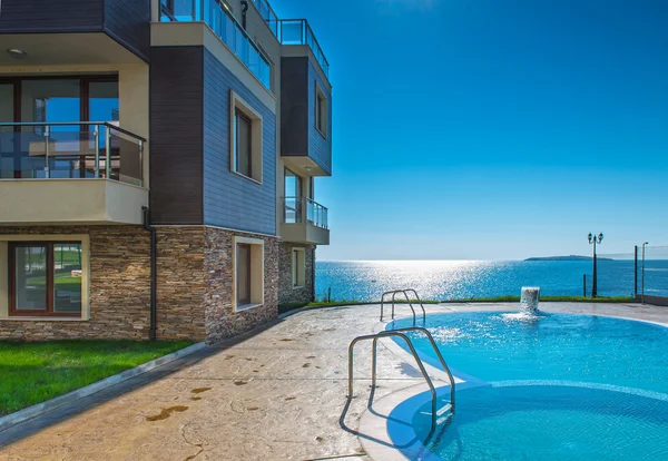 Yeni apartman ve Havuzu