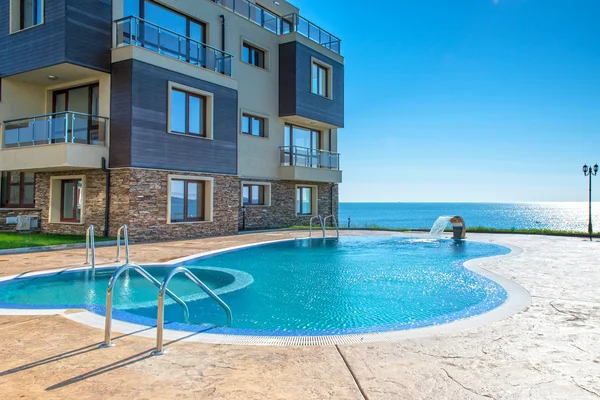 Nuevo edificio de apartamentos y piscina — Foto de Stock