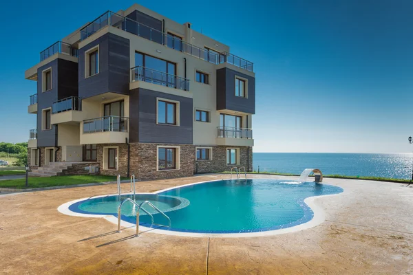 Yeni apartman ve Havuzu