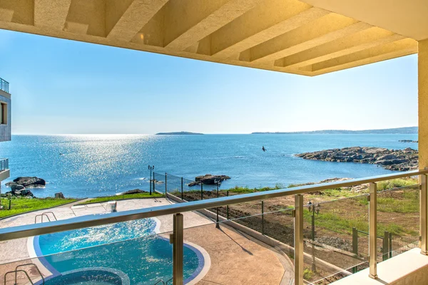 Yeni apartman ve Havuzu