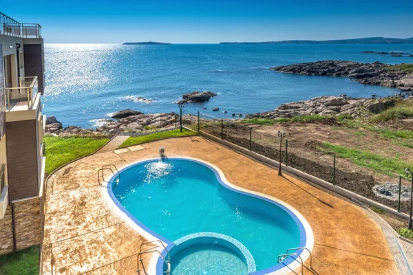 New apartment building and pool — Stock Photo, Image