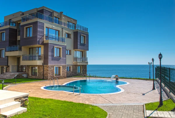 Yeni apartman ve Havuzu