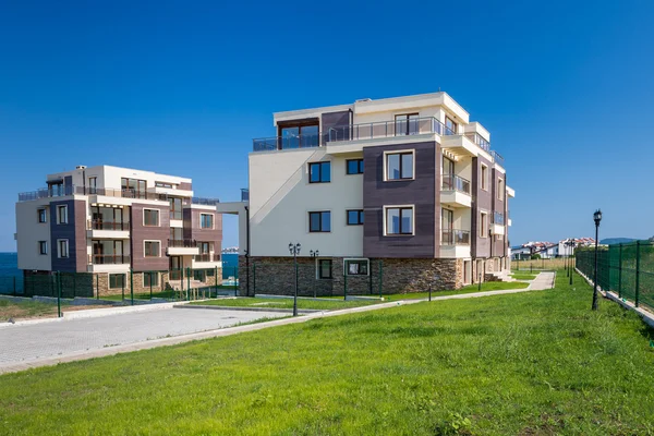 Piękny nowy apartamentowiec — Zdjęcie stockowe