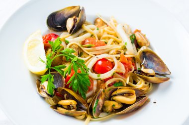 Makarna midye ve sebze ile