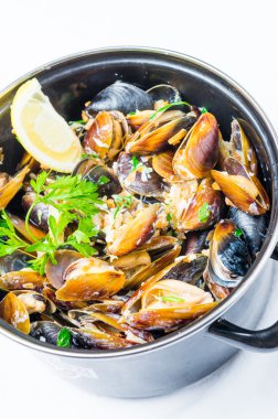 Tencerede limon ile midye