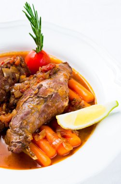 Tavşan güveç sebze ve ot ile