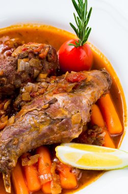 Tavşan güveç sebze ve ot ile