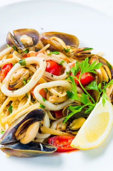 Pasta with mussels and vegetables — Stock Photo, Image