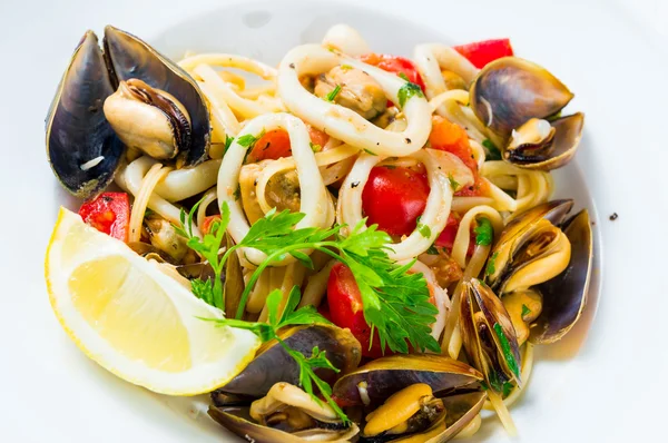 Pasta with mussels and vegetables — Stock Photo, Image