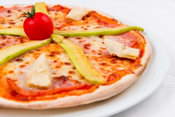 Lahana ve domates pizza