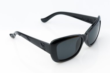 Beyaz moda siyah güneş gözlüğü