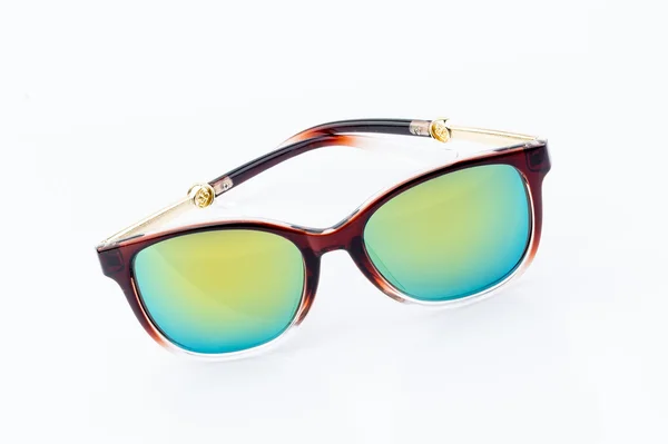 Moda gafas de sol marrones y azules en blanco — Foto de Stock