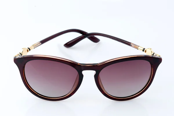 Moda gafas de sol marrones en blanco — Foto de Stock