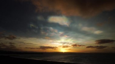 Nacreous polar stratosferik bulutlar okyanus batımı İzlanda