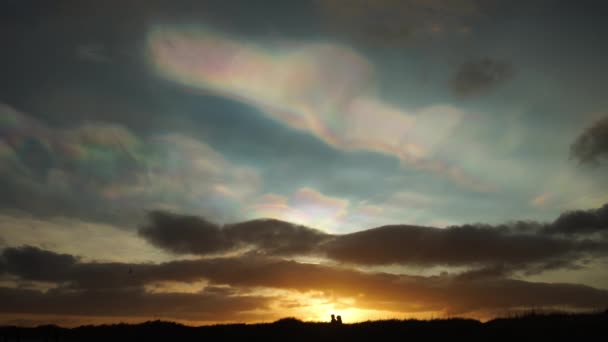 Nacreous polarne stratosferyczne chmury ocean zachód słońca Islandia ludzie chodzenie — Wideo stockowe