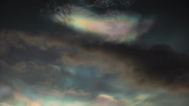 Renkli nacreous polar stratosferik kara bulutlar zaman ayarlı