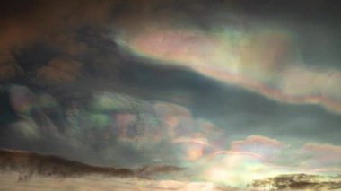 Renkli nacreous polar stratosferik bulutlar zaman ayarlı