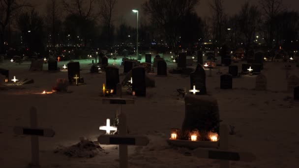Paseo peatonal por el cementerio de Reykjavik Luces de Navidad — Vídeos de Stock
