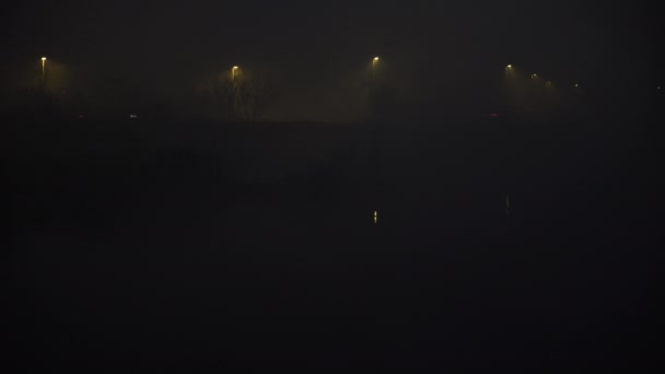 Tráfego em névoa grossa perto da estrada do pântano à noite Islândia — Vídeo de Stock