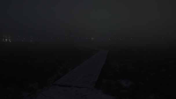 Gångväg till dimma täckt stad på natten Island — Stockvideo