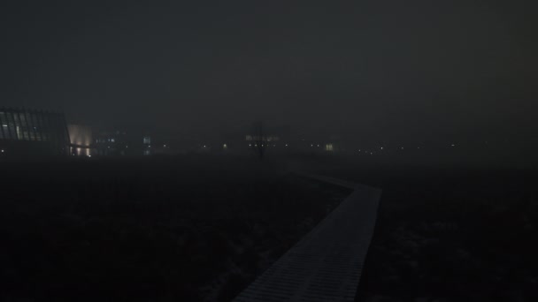 Zig-zag walkway toward University of Iceland campus under night fog — Stock Video