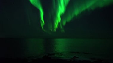 Parlak aurora borealis okyanusa gerçek zamanlı video yansıtıyor