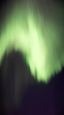 Tepemizde güçlü bir aurora borealis corona dikey