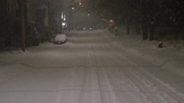 ABD 'de küçük bir kasabada boş bir caddeye kar yağıyor. Yüksek kalite 4k görüntü