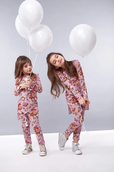 Mädchen Kleidersammlung kleine Luftballons Geburtstag Mode — Stockfoto