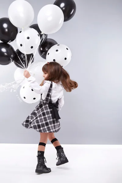 Menina coleção de roupas pequenos balões moda aniversário — Fotografia de Stock