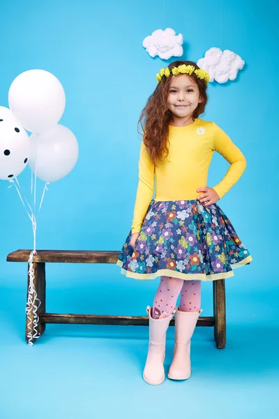 Niños niños vestido de moda niña linda sonrisa —  Fotos de Stock