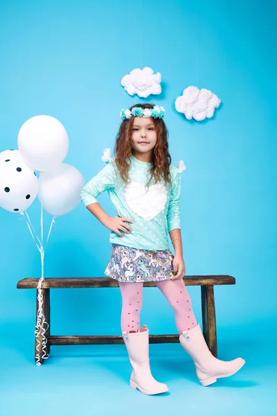 Kinder Mode Kleid kleines Mädchen süßes Lächeln — Stockfoto