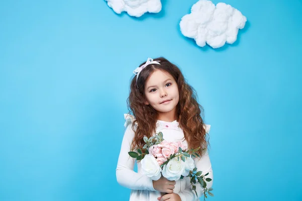 Küçük kız sevimli gülümseme çiçek çocuk çocuklar moda elbise — Stok fotoğraf