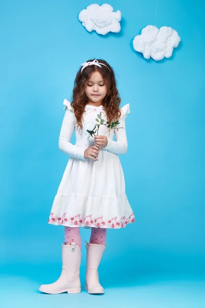 Kinder Mode Kleid kleines Mädchen niedlich Lächeln Blume — Stockfoto