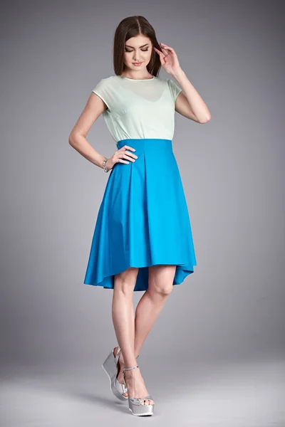 Vestido mulher roupas estilo moda modelo coleção blusa saia — Fotografia de Stock