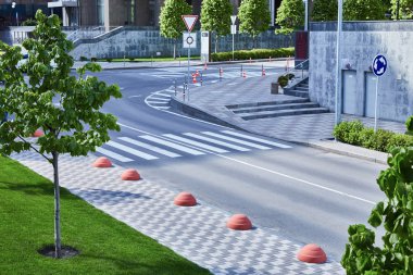 Kaldırımlar ağaçları çimile büyük bir şehirde iyi asfalt yol