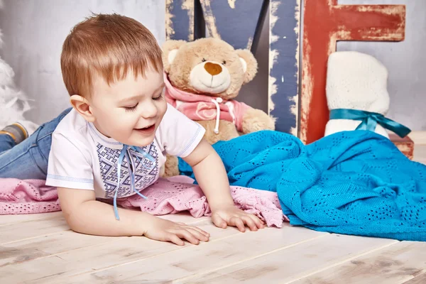 Küçük erkek bebek sarı saç iç merinos yün boş — Stok fotoğraf