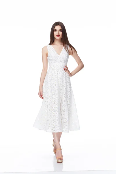 Νεαρό όμορφο θηλυκό μοντέλο σε λευκό φόρεμα σε λευκό φόντο — Φωτογραφία Αρχείου