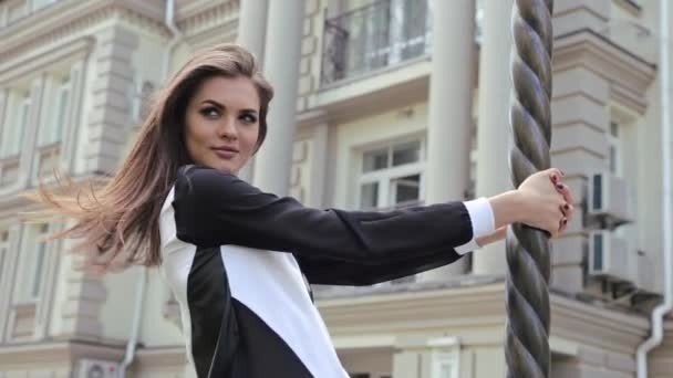 Mujer sonrisa risa coquetear sostener una mano en la luz caminar en la calle clásico Europa edificio de la ciudad Señora en el patio de citas usar vestido de moda calle mirar viento pelo maquillaje feliz en el amor romántico día de verano — Vídeos de Stock