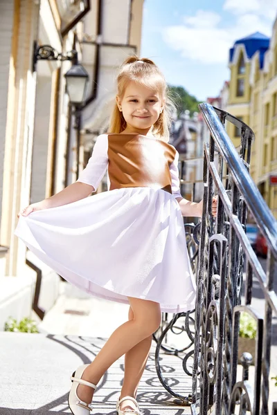 Kleines Mädchen Babygesicht niedlich und hübsch Spaziergang auf der Straße Sonne — Stockfoto