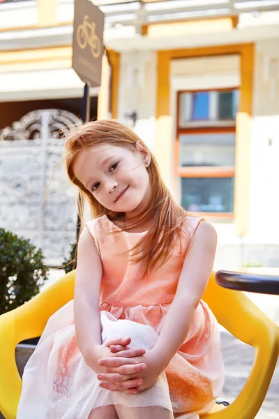 Όμορφο μικρό κορίτσι φορούν στο φόρεμα μόδας κάθεται σε ένα καφέ — Φωτογραφία Αρχείου