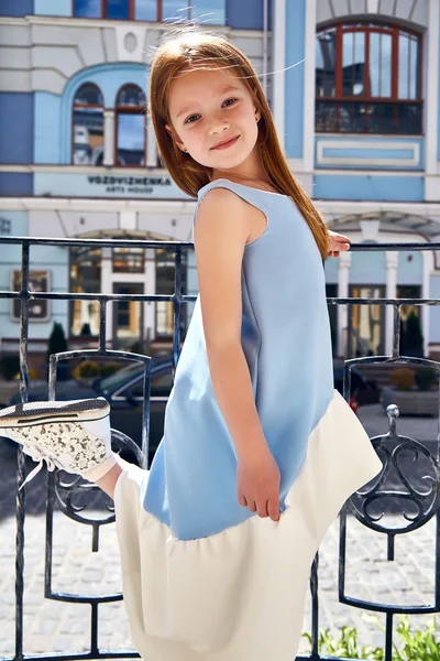 Klein meisje kleine baby vrij gezicht slijtage mode blauwe jurk — Stockfoto