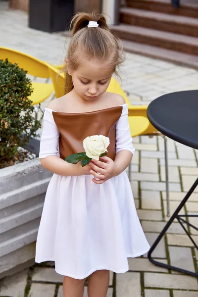 Pequeño bebé niña bonita niño feliz infancia desgaste vestido de moda — Foto de Stock