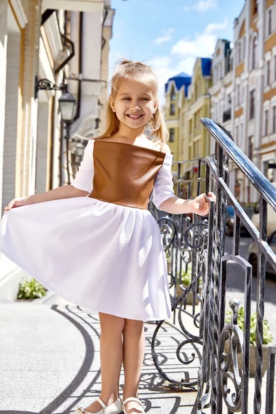 Menina pequena bebê bonito rosto desgaste moda vestido andar — Fotografia de Stock
