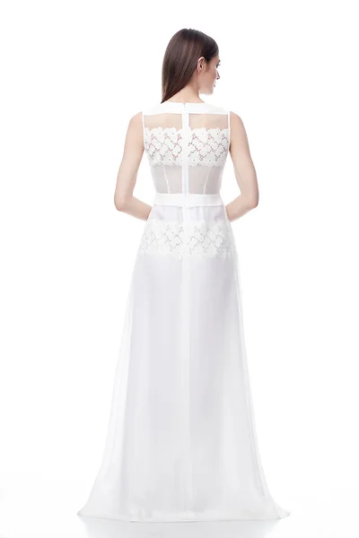 Mulher de moda bonita usar vestido longo branco de seda — Fotografia de Stock