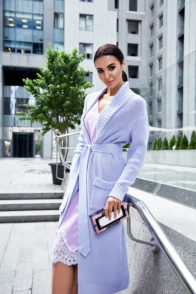 Belleza elegante sexy mujer de negocios desgaste abrigo de moda —  Fotos de Stock