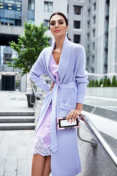 Sexy glamour femme en lilas robe de style de mode avec sac à main — Photo